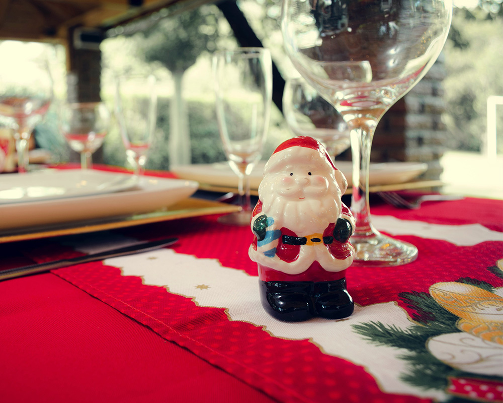 Украса на масата за Бъдни вечер: фигурка на Дядо Коледа, покривка за маса