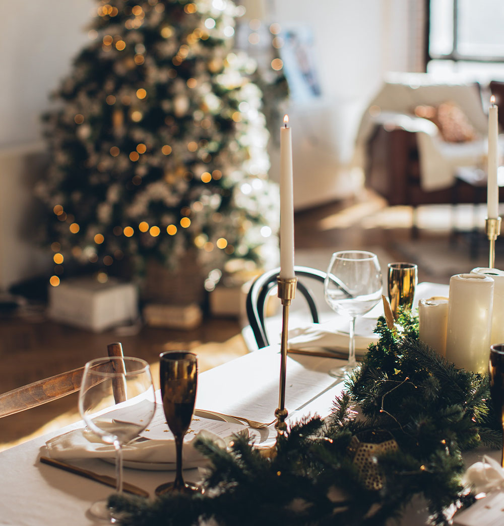 Коледна интериорна украса и маса за Бъдни вечер с тръстика и свещи
