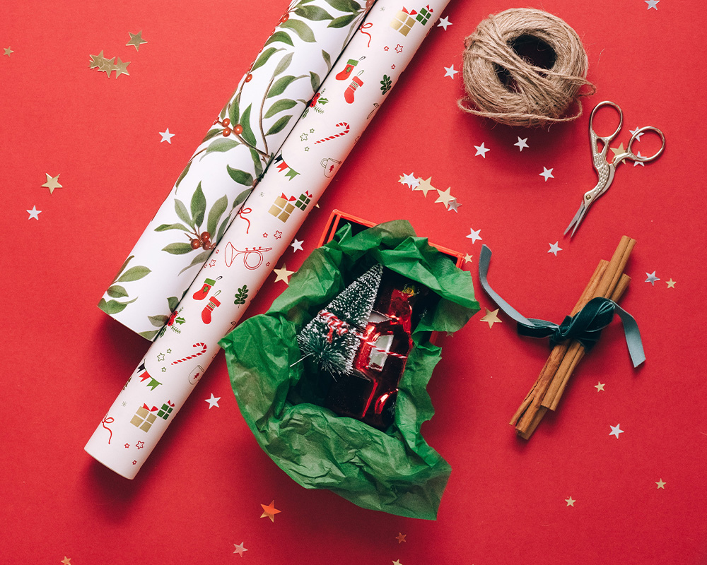 Материали за опаковане на подаръци: опаковъчна хартия, канап, ножица и аксесоари.