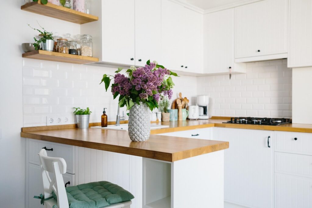 Малка кухня с бели мебели в скандинавски стил.