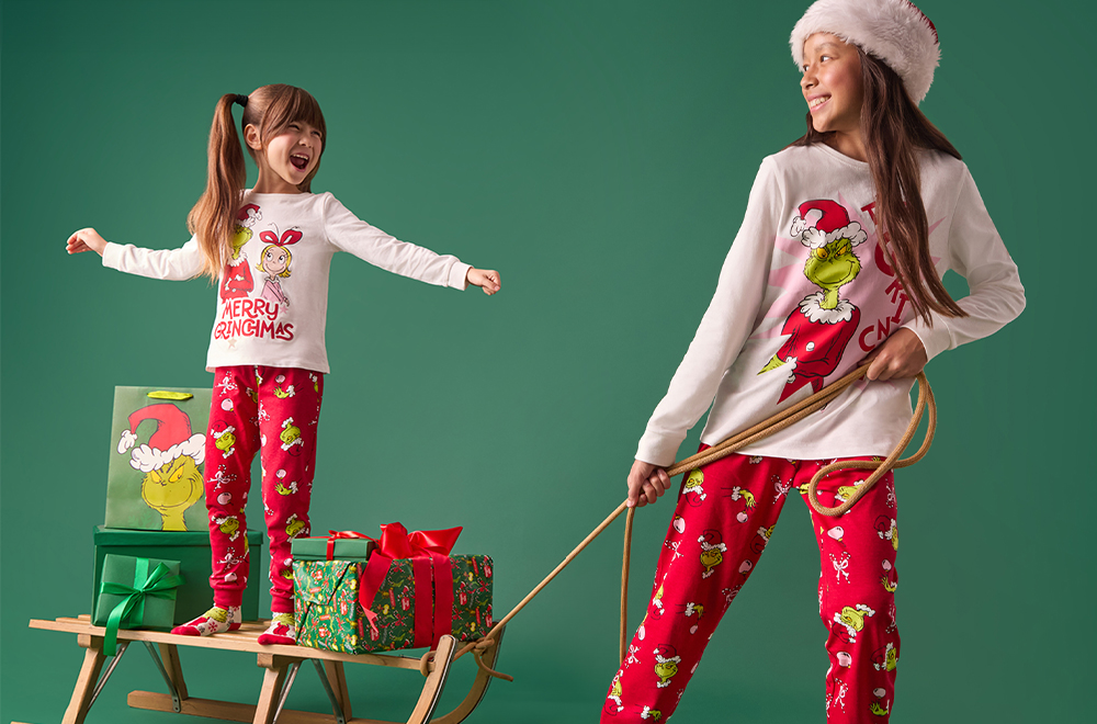 Момичета, играещи си с пижами на Гринч