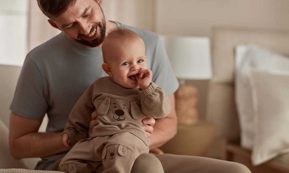 Дете в скута на бащата