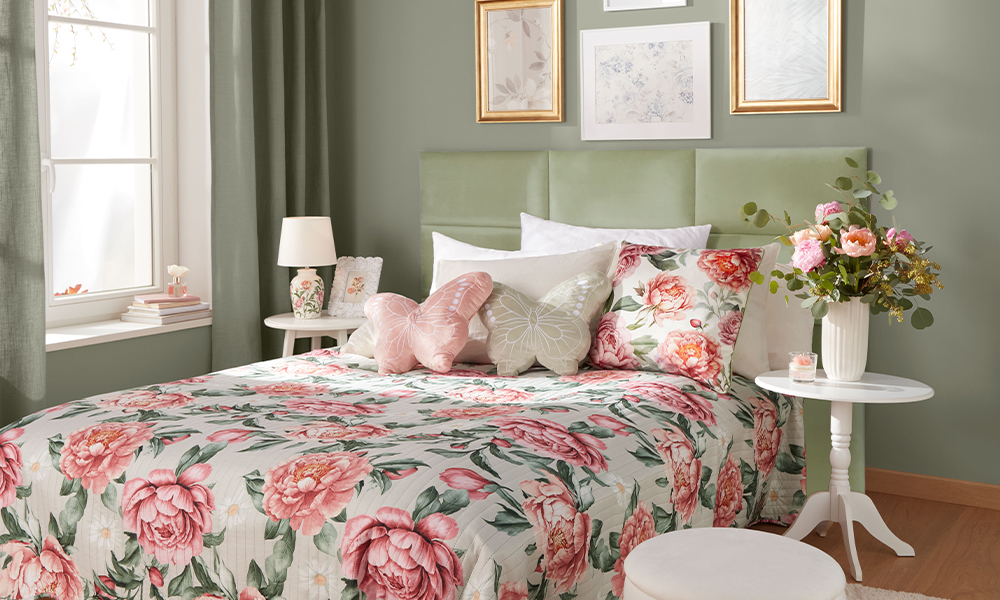 Спалня, декорирана с аксесоари на тема божур